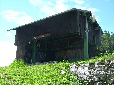 Bergstationsgebäude steht noch (leer)