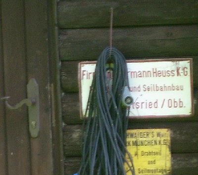 Schild an Holzhäusle