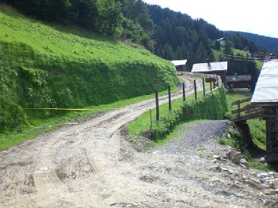 Arbeiten an d. Talabfahrt (See - Klaus, der Weg der mit dem gelben Band versperrt ist, ist neu und Teil der Talabfahrt, der Zaun wird derzeit errichtet - dadurch sind die 2 unteren Strassenüberquerungen hinfällig)