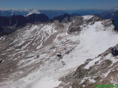 Der Gletscher bzw. das was noch davon übrig ist - sooo schlecht sieht es auf den ersten Blick gar nicht aus. Allerdings verschönert der Neuschnee auch den Anblick!