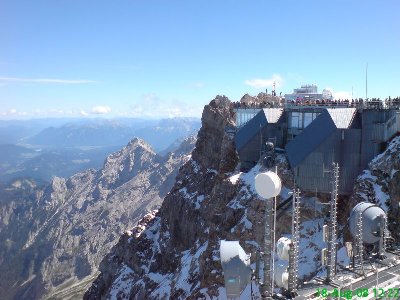 Bergstation der Eibsee-Seilbahn. Man beachtet den Abstand der beiden Eingänge.
