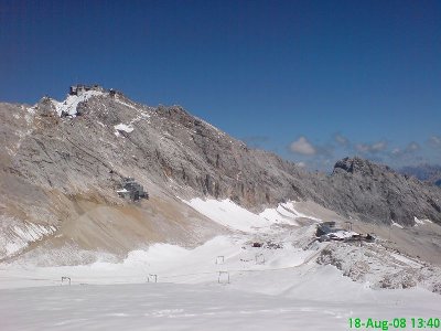Nochmals Zugspitzgipfel, Schneefernerhaus und Sonn Alpin. Beachtet bitte die massiven Erdbewegungen links vom Schneefernerhaus. Da wird wohl ein Zufahrtsweg gebaut.