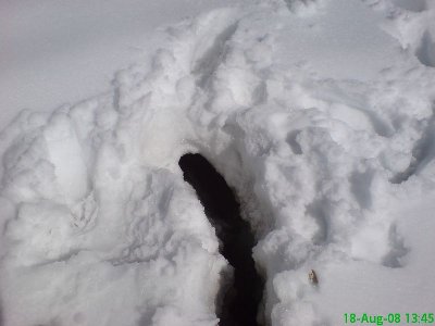 Als wir am oberen Rand des Gletschers angekommen waren, kam diese Spalte zum Vorschein.