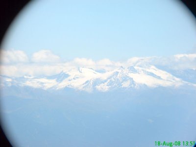 Starli hat mich auf diese Idee gebracht - er macht ja öfters Handy+Fernglas-Bilder. Hier sieht man den Hintertuxer Gletscher.