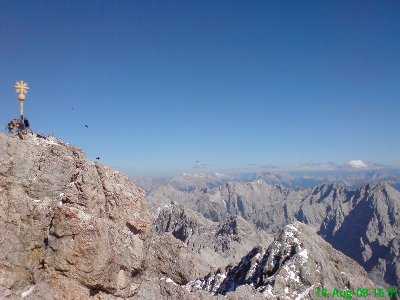 Am rechten Rand ist links neben der Wolke der Großglockner zu erkennen.