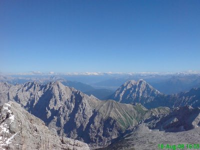Das Wipptal und im Hintergrund der Hintertuxer Gletscher. Mit dem Fernglas kann man sogar die Europabrücke sehen!