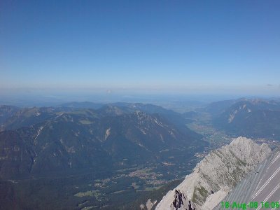 Ammersee, Starnberger See und im Hintergrund München. Mit bloßem Auge ist auch die Allianz Arena zu sehen. Mit dem Fernglas erkennt man "das Schlauchboot" sogar sehr gut