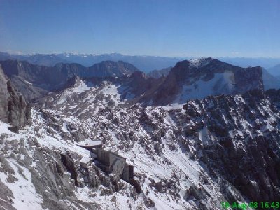 Doch irgendwann ist eben alles vorbei und so ging es mit der letzten Gondel zurück ins Tal. Für die alte Station gibt es laut einem Wagenführer der Tiroler Zugspitzbahn übrigens keine Verwendung. Sie steht einfach leer da und das soll auch so bleiben.