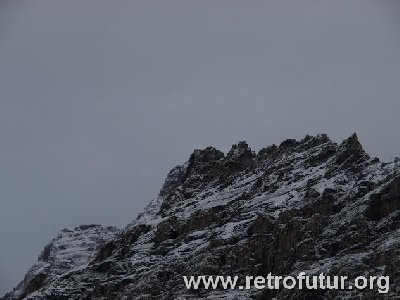 Furggen bergstation, von unten. Die Aufstiegsroute verläuft von links auf einer schrägen, hier nicht sichtbaren, geröllrampe.