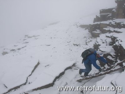 Holzleiter entlang der aufstiegsroute. Die geländestufen waren früher von teils vergletschertem schnee überdeckt, auf denen die piste 9 "Furggen" verlief. Diese gletscher sind heute gänzlich verschwunden.