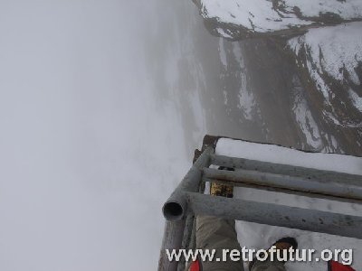 Blick hinab in die nebelsuppe vom perron. Den ganzen vormittag war uns der blick auf plan maison wie auch auf das metterhorn verwehrt...