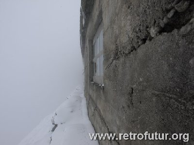 Von der bergstation führt ein skitunnel entlang der bergflanke. Blick aus einem zerbrochenen glasbaustein.