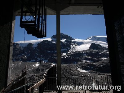 Am sonntag, bei besten wetterverhältnissen: Blick aus der mittelstation der zweiten Cime Bianche II Bahn von 1961 richtung Plateau Rosa. Länge des stzüzenlosen spannfeldes 1574m . Die bahn war bis ca. 1991 in betrieb. Alle anlagenteile bis auf die seile scheinen noch vorhanden zu sein.