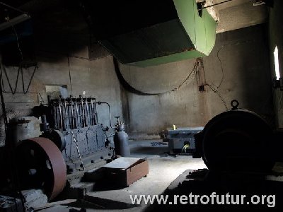 Deutsches dieselaggregat in den weiten kellergeschossen der Mittelstation Cime Bianche I (1939)