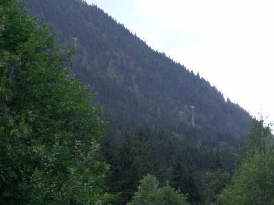 Strecke... nur die alten, hohen Betonstützen sind von der Seite zu erkennen