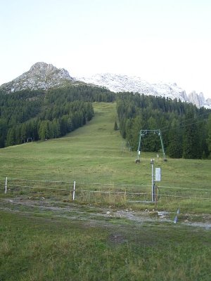 Trasse alter SL. Der Ausstieg bei der Bergstation liegt noch ca. 100m im Wald. Das erste Pistenstück ist relativ steil. Hoffentlich verkürzt man die KSB nicht...