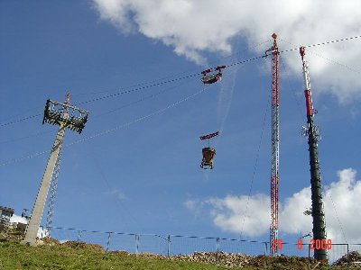 Stütze des ESL; außerdem die Materialseilbahn. Man sieht auch den neuen Sendemast.