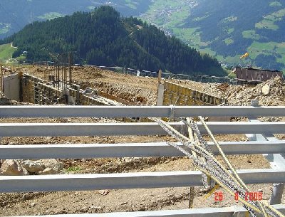 Vorne sieht man Stahlträger zur Erweiterung des Restaurants, dahinter das Fundament für die Bergstattion der Salvenbahn 2