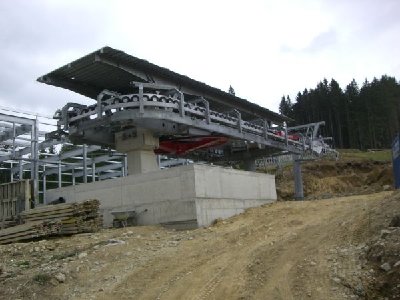 Talstation des neuen 6-CLD Weißenelf (links die Garagierung)