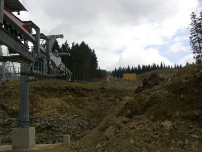 Strecke, hier muss wohl noch ordentlich gebuddelt werden, damit die Sessel in die Talstation kommen. :D