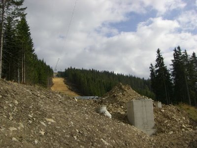 Im oberen Bereich sind schon einige Fundamente betoniert.