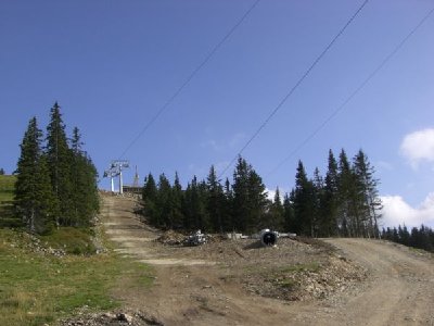Blick auf die Bergstation (2 Stützen stehen schon)