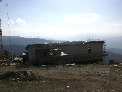 Bergstation (vorne) und Panoramarestaurant (hinten)