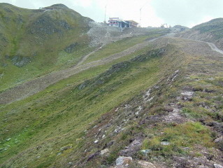 Blick auf Bergstation, oberster Teil Abfahrt 14 und Skiweg
