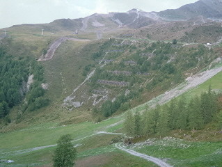 Deutlich ersichtlich die Fertigstellung der Beschneiungsanlage auf Matreier Seite