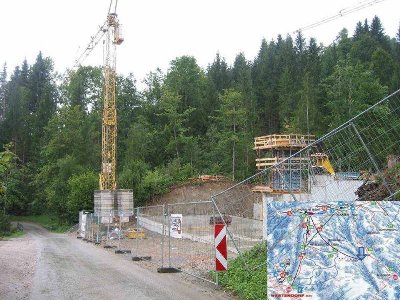 ... mit Straße (Obere Windau) Richtung Westendorf.