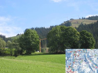 Etwas anderer Winkel wie vor mit Sicht auf den Baukrah der neuen Mittelstation. Links oben die Alpenrosenhütte