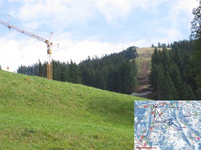 Selber Standort; Blick nach oben mit Baukrahn der Mittelstation