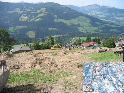 Blick vom Stimmlacher auf die bestehende Piste (geht rechts weiter). Die neue Abfahrt zur Talstation Choralmbahn geht ungefähr beim gelben Bagger links weg.