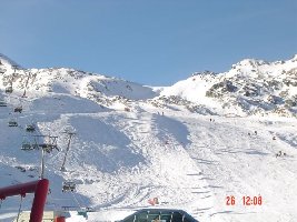 Hier die Abfahrt zum Alpincenter. Man sieht dass noch viel Schnee fehlt.