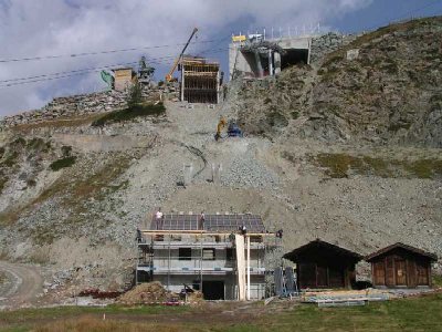 Strecke Crossliner von unten. Wo der Bagger steht kommt noch ein paar Schienenträger.