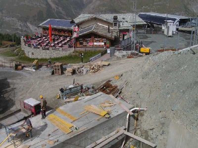 Blick in die andere Richtung. Rechts vom wegweiser ist der Tunneleingang.