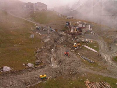 Auf Blauherd haben wir dieses jahr eiene Maulwurfplage. Die graben uns da alles um. Ist die Vergrösserung der Pumpenstation und der Zusammenschluss mit der Tuftern Piste