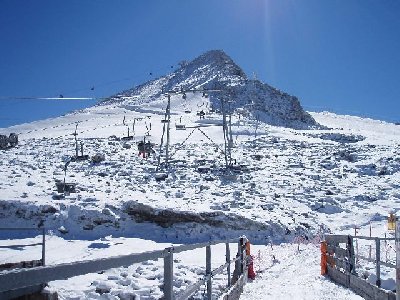 Blick zur Gefrorenen Wand, auch hier können die Leute mit dem Bau einer neuen Bahn beginnen, da die linke und die rechte Gletscherhälfte  nur noch mit einem kleinen Streifen verbunden sind.....