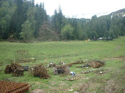 Material bei der künftigen Talstation, Blickrichtung Schneise
