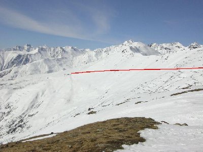 Ziehwegverbindung ist rot nachgezeichnet da man die Spuren durch die Komprimierung des Bildes kaum mehr sehen kann.<br />Rechts Mitte: Bergstation Schönjochbahn.<br />Hinten am Ende der roten Linie: Bergstation Sattelbahn