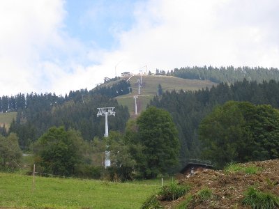 Nochmal nach oben; die alte Alpenrosenbahn schaut richtig putzig gegenüber der Choralmbahn aus...