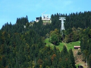 Oberer Teil der Strecke mit Stütze und alter Bergstation links und neuer Station rechts
