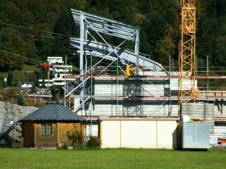 Talstation von der Seite mit Vorrichtung zum Spannen der Tragseile
