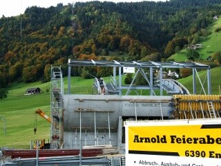 Talstation von hinten mit Blick auf die gesamte Strecke