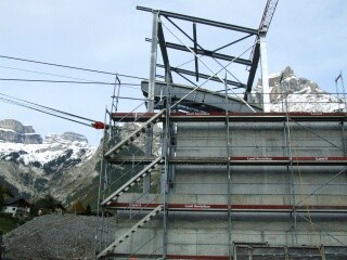 Talstation von der Seite mit Tragseilspannung. Die Tragseile der linken Spur sind bereits montiert müssen aber noch gespannt werden.
