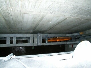 Zugseilspannschacht rechts. Da das Zugseil in der Talstation abgespannt wird folgt daraus, das der Antrieb in der Bergstation erfolgt. Weshalb weiss ich nicht. Erscheint mir irgendwie unlogisch bei einer Panne.