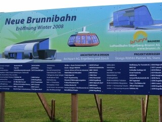 Werbetafel. Auf dem Bild schön zu erkennen die Stationsverglasung (wenn sie denn so gebaut werden). Das Design sieht sehr angenehm rund aus. nicht so kantig wie üblich.