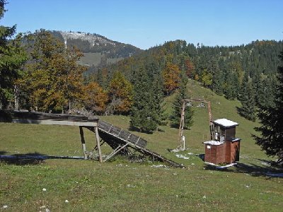 Bergstation des oberen Schlepplifts, im Hintergrund der 1.372 m hohe Türnitzer Höger