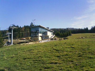 Vorne die Stuhleckbahn, dahinter die Strecke des neuen Weißenelfliftes...