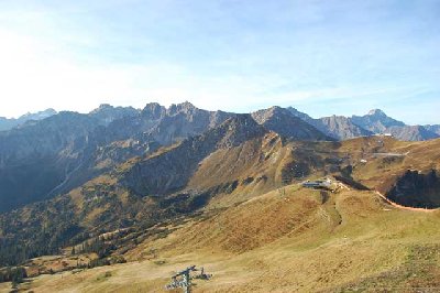 Blick vom Gipfel in Richtung Kanzelwand (Bergstation), sowie zum Hochgehren und Hammerspitz